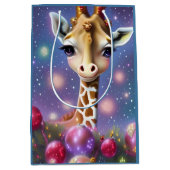 Schattige Baby Giraffe met Holly en Glitter Medium Cadeauzakje (Voorkant)