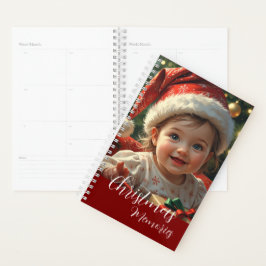 Schattige Baby in Santa Outfit met kerst Planner