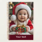 Schattige Baby in Santa Outfit met kerstcadeau Planner (Voorkant)