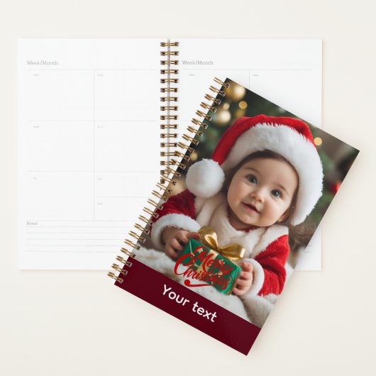 Schattige Baby in Santa Outfit met kerstcadeau Planner (Display)