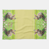 Schattige baby konijn in een bloemenweide, Pasen Theedoek (Horizontaal)