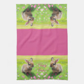 Schattige baby konijn in een bloemenweide, Pasen Theedoek (Verticaal)