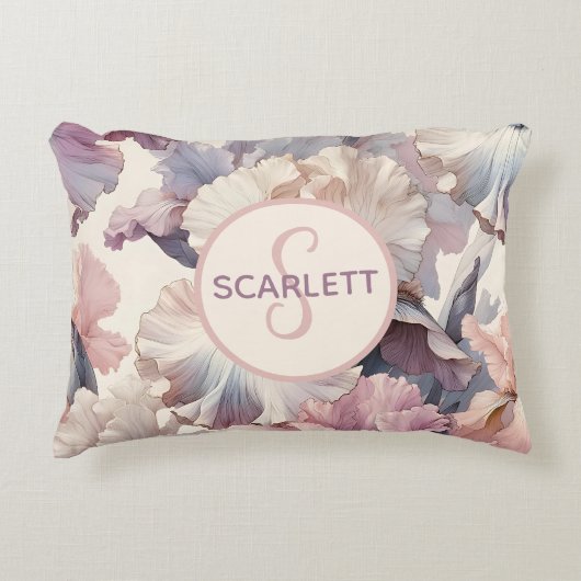 Schattige Baby Meisje Naam Initiaal Monogram Bloem Accent Kussen (Voorkant)