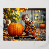 Schattige Baby met Halloween pompoen Folie Uitnodiging Briefkaart (Voorkant)