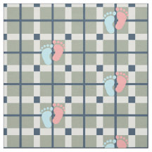 schattige baby neemt stappen in tartan plaid