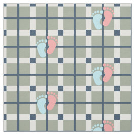 schattige baby neemt stappen in tartan plaid stof