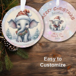 Schattige Baby Olifant Kleinkind Ornament<br><div class="desc">Hier is een leuk kerstornament voor die speciale kleinzoon of kleindochter! Een baby witte olifant draagt een gestreepte Sinterklaas pet en een krans sjaal op de voorkant. Achter hem is een met sneeuw bedekt dennenboomlandschap. Het afbeelding is geplaatst op een roze en lavendel bokeh achtergrond. De achterkant van het ornament...</div>