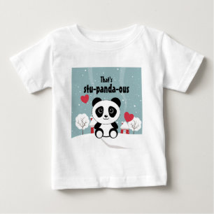 Schattige baby panda in winter sneeuw grijs