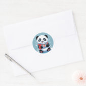 schattige baby panda met een felrode sjaal ronde sticker (Envelop)