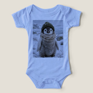 Schattige baby pinguïn in winterjasje