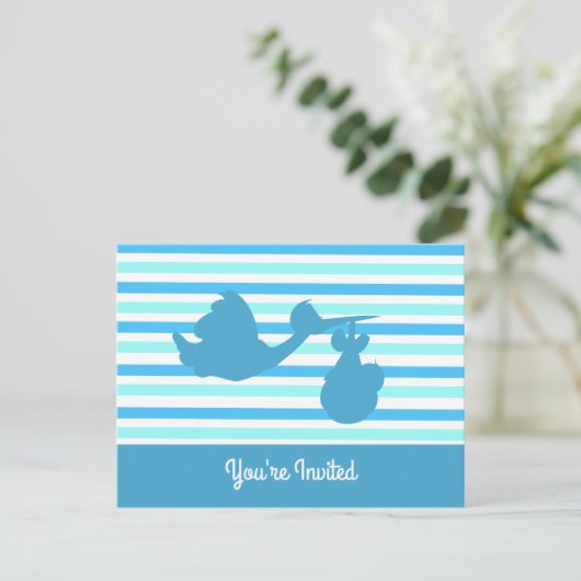 Schattige Baby shower Blauwe Gestreepte Jongen met Uitnodiging Briefkaart (Staand voorkant)