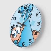 Schattige babyjongen met fopspeen in een draagdoek grote klok (Hoek)