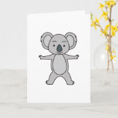 Schattige babykoala met een glimlach die rechtop s kaart (Gele Bloem)