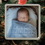 Schattige Baby's 1st Christmas Metal Ornament<br><div class="desc">Schattige Baby's 1st Christmas Metal Ornament. Baby's eerste is in een grillig lettertype, met de woorden bij elkaar gehouden met een klein lintje. Alle tekstkleuren kunnen worden bewerkt om uw foto aan te vullen. Personaliseer met de naam van het jaar en de baby. Het is een souvenir ornament dat zeker...</div>