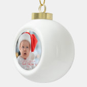 Schattige Baby's Eerste Kerstmis Foto Wit Keramische Bal Ornament (Rechts)