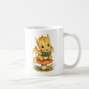Schattige babyschaaldraak die voorleest uit een ve koffiemok