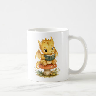 Schattige babyschaaldraak die voorleest uit een ve koffiemok