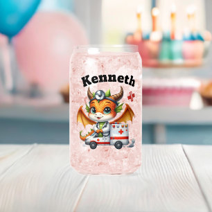 Schattige babysdraak helpt in een ziekenhuis blikvorm glas