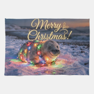 Schattige babyzeehond gewikkeld in kerstlichtjes theedoek