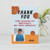 Schattige basketbal kinderen verjaardag foto bedankkaart (Staand voorkant)