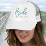 Schattige Beach Vakantie Bachelorette Weekend Brid Trucker Pet<br><div class="desc">Schattige Beach Vakantie Bachelorette Weekend Bruid Trucker Hoed. Een coole waterverf kust-, nautische of strand thema met tinten van roze en blauwgroen, het zetten van de sfeer voor een strand ontsnapping met de bruid en haar besties. Van uitstapjes naar Florida, The Hamptons, Californië, of zelfs iets meer internationaal zoals Mexico,...</div>