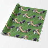 Schattige Beagle Puppies Tug of War Cadeaupapier (Uitgerold)