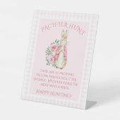 Schattige Beatrix Potter Konijn Roze Bloemen Baby  Reclamebord Met Voetstuk (Voorkant)