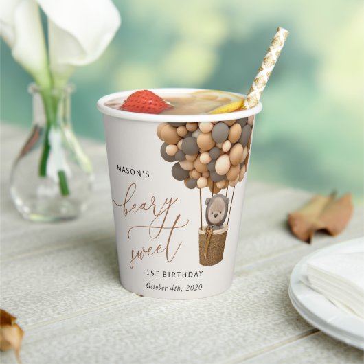 Schattige Beer, bruine ballonnen, eerste verjaarda Papieren Bekers (Insitu)