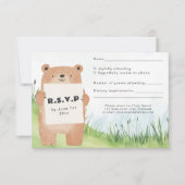 Schattige beer houder teken RSVP kaart gras achter (Voorkant)