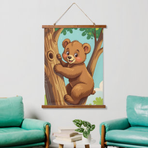 Schattige beer klimt in een boom hangend wandkleed