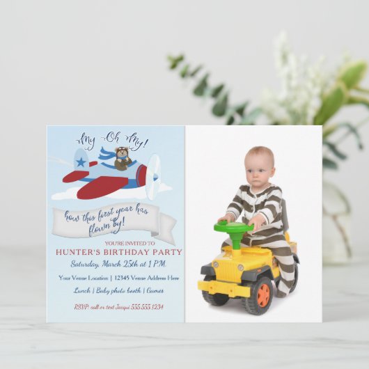 Schattige Beer piloot in het vliegtuig eerste verj Kaart (Staand voorkant)