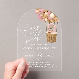 Schattige Beer, roze ballonnen, eerste verjaardag Acryl Uitnodigingen