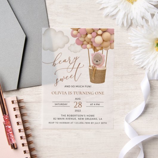 Schattige Beer, roze ballonnen, eerste verjaardag Vellum Uitnodigingen (Huwelijk)