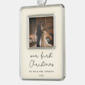 Schattige beige onze eerste kerstfoto verzilverd omlijst ornament (Links)