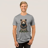 Schattige Beren welp zittend op boomstronk Tri-Blend Shirt (Voorkant volledig)