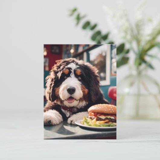 Schattige Bernerdoodle bij het Diner Briefkaart (Staand voorkant)