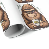Schattige Bigfoot die koffie drinkt  Grappige Sasq Cadeaupapier (Rol Hoek)