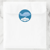 Schattige blauw gepersonaliseerd vliegtuig & cloud ronde sticker (Tas)