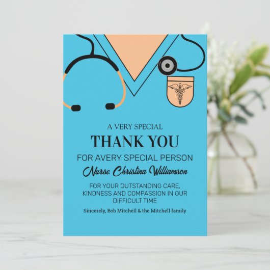 Schattige Blauw Scrubs Verpleegster Dank u Kaart (Staand voorkant)