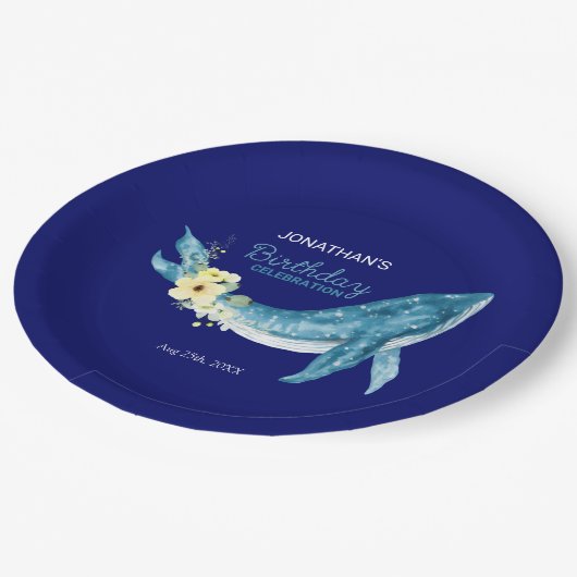 Schattige Blauw Walvis Geel Bloemen Navy Verjaarda Papieren Bordje (Gekanteld)