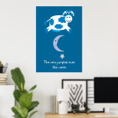 Schattige Blauwe Koe Sprong Over De Maan Poster (Thuiskantoor)