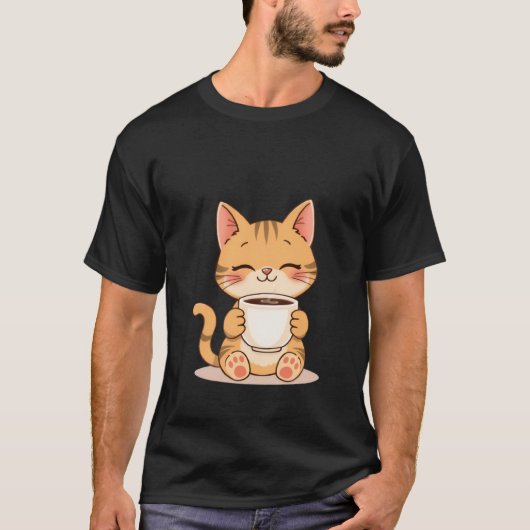 Schattige blije kat met oranje vacht nipt van warm t-shirt (Voorkant)