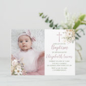 Schattige Bloemen Baby Meisje Dopen Foto Uitnodigi Kaart (Staand voorkant)