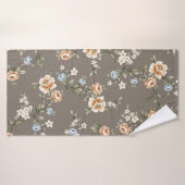 schattige bloemen met bladeren met grijze achtergr badhanddoek (Badhanddoek)