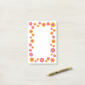 Schattige bloemveer ontwerp fuchsia roze en geel post-it® notes (Op bureau)