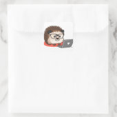 Schattige bloggen geeky hedgehog op een laptop vierkante sticker (Tas)