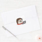 Schattige bloggen geeky hedgehog op een laptop vierkante sticker (Envelop)