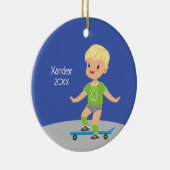 Schattige Blond Boy Skateboard Keramisch Ornament (Rechts)