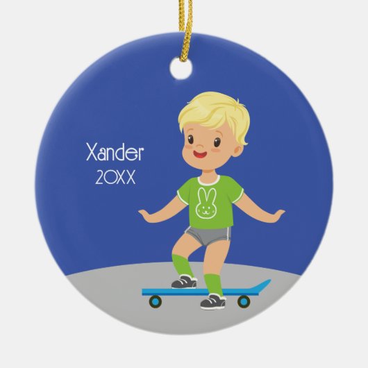 Schattige Blond Boy Skateboard Keramisch Ornament (Voorkant)