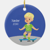 Schattige Blond Boy Skateboard Keramisch Ornament (Achterkant)